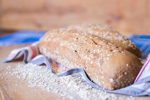 świeży chleb na zakwasie na desce