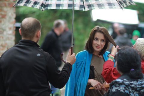 Aktorka na planie serialu "Siła wyższa" w Folwarku Badowo. Charakteryzacja