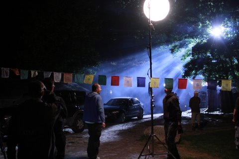 Kręcenie nocnej sceny serialu "Siła wyższa" w Folwarku Badowo