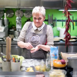 kuchmistrzyni Małgorzata Bieńkowska przy pracy w kuchni