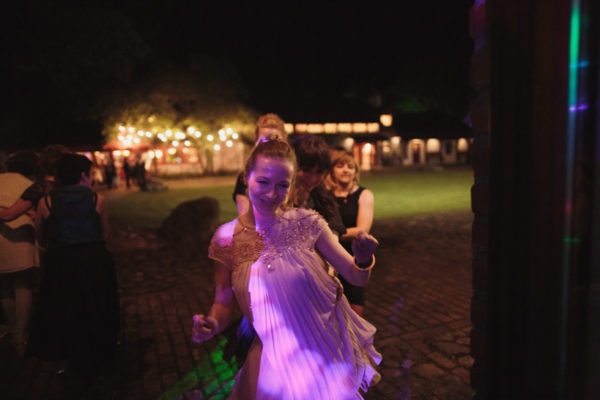 Goście weselni bawią się w nocy na zewnątrz Folwarku Badowo