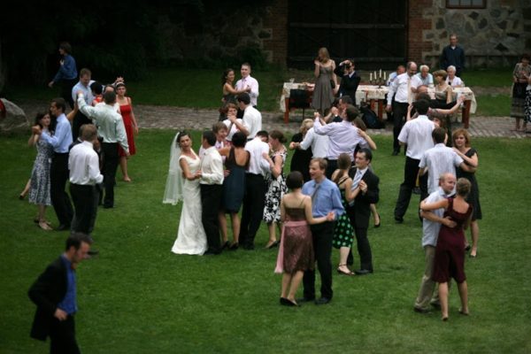 Goście weselni tańczący na zewnątrz w Folwarku badowo