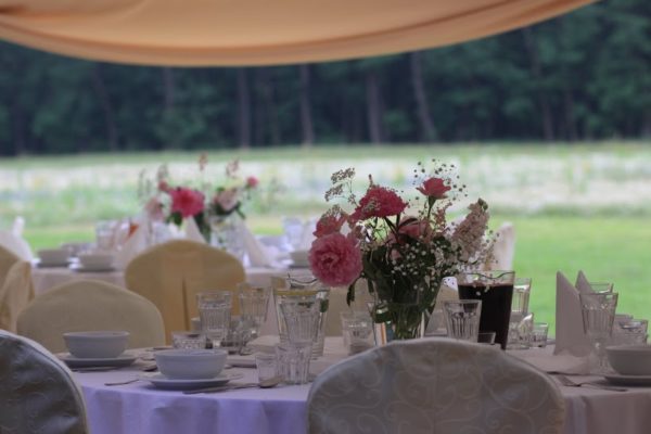 Wspaniałe weselne stoły przed weselem w Folwarku Badowo