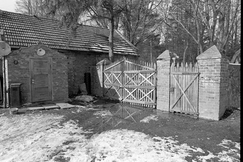 Czarno białe zdjęcie bramy wjazdowej folwarku Badowo