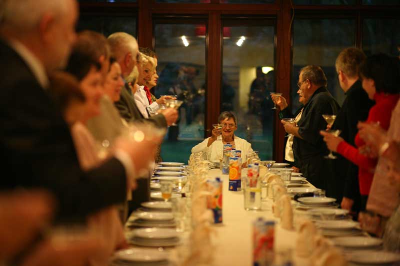 Rodzina wznosi toast przy stole w Folwarku Badowo